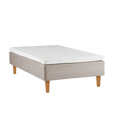 Beige Ranta-runkopatja luonnonvärisillä Royal-tammijaloilla ja profiloidulla valkoisella sijauspatjalla.