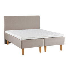 Beigenväriset Ranta-runkopatjat luonnonvärisillä Royal-tammijaloilla ja yhtenäisellä profiloidulla valkoisella sijauspatjalla. Kuvan sängynpääty myydään erikseen.