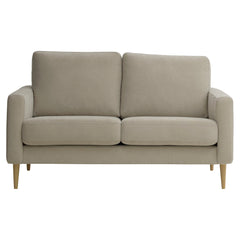 Kahden istuttava Mila-sohva hiekanväriselllä Feel 05 -kankaalla ja luonnonvärisillä pyöreäkartion mallisilla jaloilla.