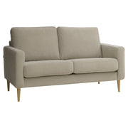 Kahden istuttava Mila-sohva hiekanväriselllä Feel 05 -kankaalla ja luonnonvärisillä pyöreäkartion mallisilla jaloilla.