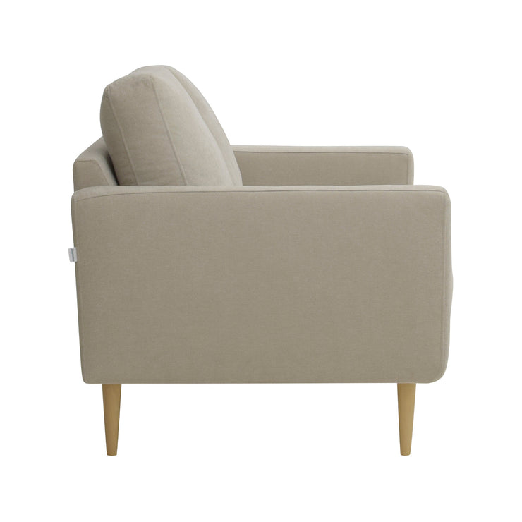 Kahden istuttava Mila-sohva hiekanväriselllä Feel 05 -kankaalla ja luonnonvärisillä pyöreäkartion mallisilla jaloilla.