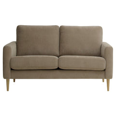 Kahden istuttava Mila-sohva ruskealla Feel 11 -kankaalla ja luonnonvärisillä pyöreäkartion mallisilla jaloilla.