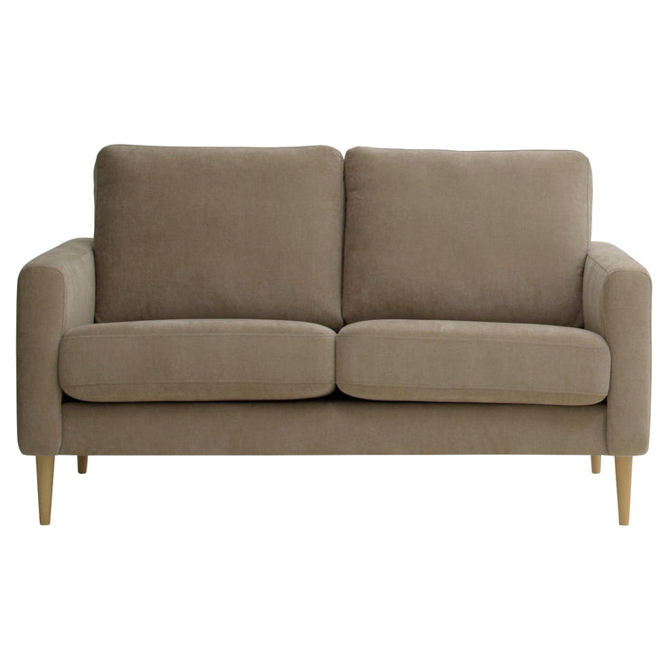 Kahden istuttava Mila-sohva ruskealla Feel 11 -kankaalla ja luonnonvärisillä pyöreäkartion mallisilla jaloilla.