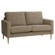 Kahden istuttava Mila-sohva ruskealla Feel 11 -kankaalla ja luonnonvärisillä pyöreäkartion mallisilla jaloilla.