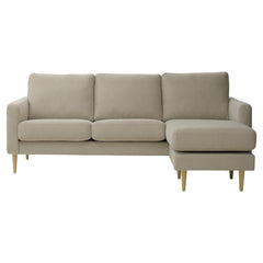 Kolmen istuttava Mila-divaanisohva oikeanpuoleisella divaanilla (kätisyys vaihdettavissa). Sohva on verhoiltu hiekanvärisellä Feel 05-kankaalla ja siinä on luonnonväriset pyöreäkartio-puujalat.