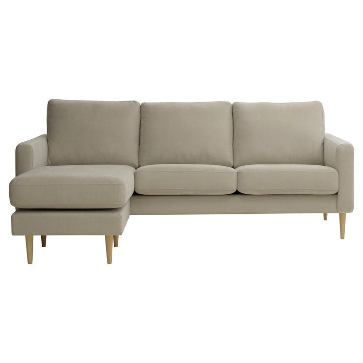 Kolmen istuttava Mila-divaanisohva vasemmanpuoleisella divaanilla (kätisyys vaihdettavissa). Sohva on verhoiltu hiekanvärisellä Feel 05
-kankaalla ja siinä on luonnonväriset pyöreäkartio-puujalat.