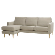 Kolmen istuttava Mila-divaanisohva vasemmanpuoleisella divaanilla (kätisyys vaihdettavissa). Sohva on verhoiltu hiekanvärisellä Feel 05-kankaalla ja siinä on luonnonväriset pyöreäkartio-puujalat.