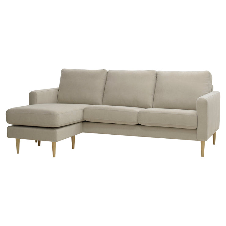 Kolmen istuttava Mila-divaanisohva vasemmanpuoleisella divaanilla (kätisyys vaihdettavissa). Sohva on verhoiltu hiekanvärisellä Feel 05-kankaalla ja siinä on luonnonväriset pyöreäkartio-puujalat.