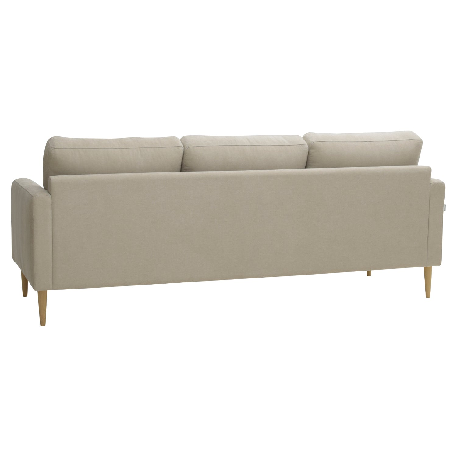 Kolmen istuttava Mila-divaanisohva vasemmanpuoleisella divaanilla (kätisyys vaihdettavissa). Sohva on verhoiltu hiekanvärisellä Feel 05-kankaalla ja siinä on luonnonväriset pyöreäkartio-puujalat.