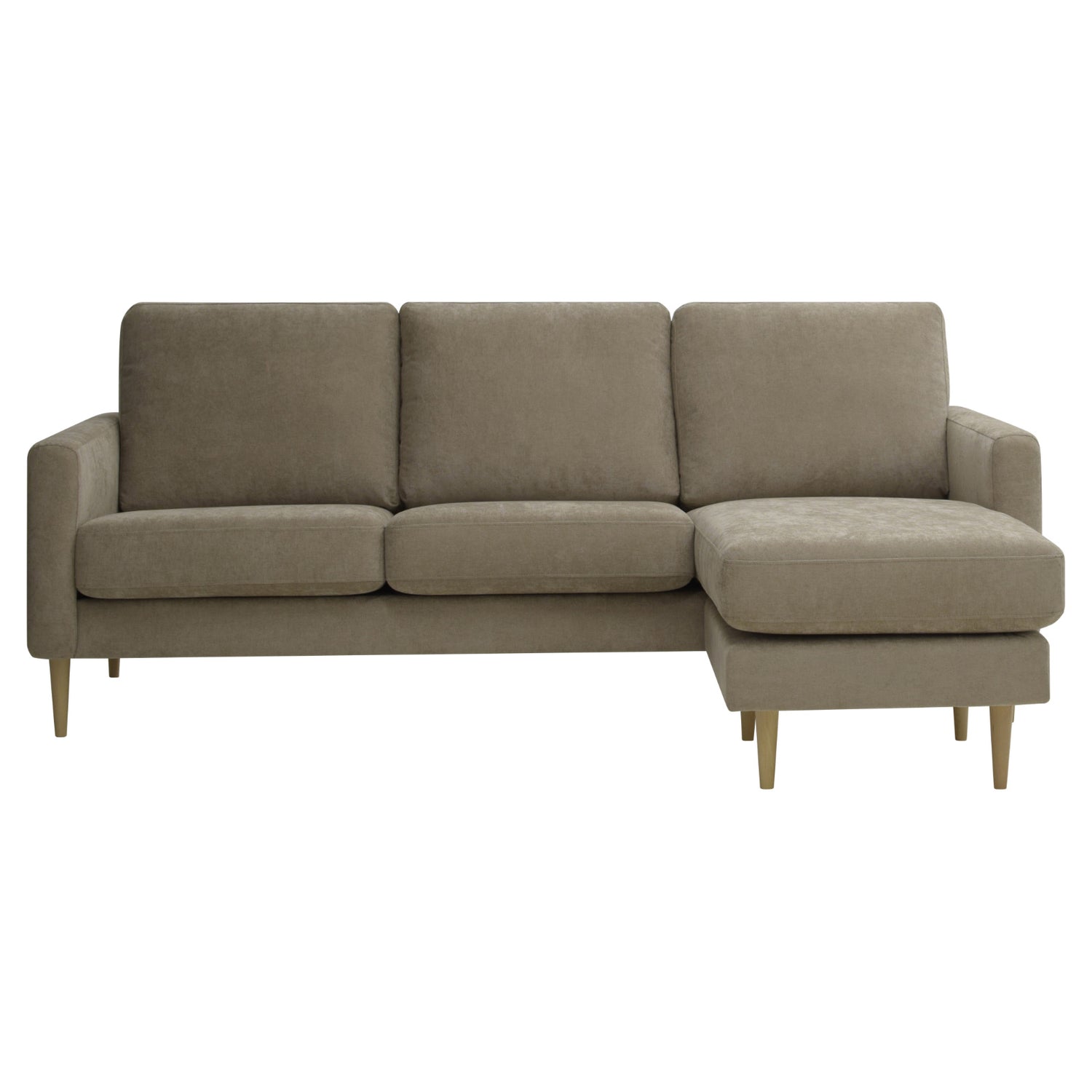 Kolmen istuttava Mila-divaanisohva oikeanpuoleisella divaanilla (kätisyys vaihdettavissa). Sohva on verhoiltu ruskealla Feel 11 -kankaalla ja siinä on luonnonväriset pyöreäkartio-puujalat.