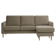 Kolmen istuttava Mila-divaanisohva oikeanpuoleisella divaanilla (kätisyys vaihdettavissa). Sohva on verhoiltu ruskealla Feel 11 -kankaalla ja siinä on luonnonväriset pyöreäkartio-puujalat.