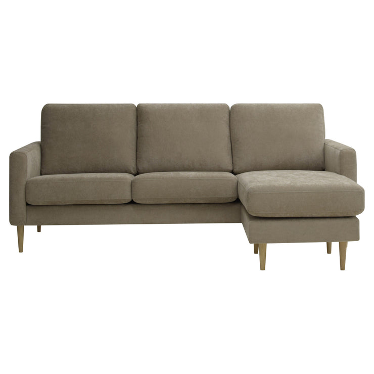 Kolmen istuttava Mila-divaanisohva oikeanpuoleisella divaanilla (kätisyys vaihdettavissa). Sohva on verhoiltu ruskealla Feel 11 -kankaalla ja siinä on luonnonväriset pyöreäkartio-puujalat.