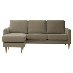 Kolmen istuttava Mila-divaanisohva vasemmanpuoleisella divaanilla (kätisyys vaihdettavissa). Sohva on verhoiltu ruskealla Feel 11 -kankaalla ja siinä on luonnonväriset pyöreäkartio-puujalat.