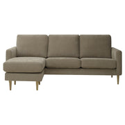 Kolmen istuttava Mila-divaanisohva vasemmanpuoleisella divaanilla (kätisyys vaihdettavissa). Sohva on verhoiltu ruskealla Feel 11 -kankaalla ja siinä on luonnonväriset pyöreäkartio-puujalat.