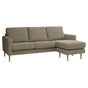 Kolmen istuttava Mila-divaanisohva oikeanpuoleisella divaanilla (kätisyys vaihdettavissa). Sohva on verhoiltu ruskealla Feel 11 -kankaalla ja siinä on luonnonväriset pyöreäkartio-puujalat.