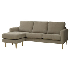 Kolmen istuttava Mila-divaanisohva vasemmanpuoleisella divaanilla (kätisyys vaihdettavissa). Sohva on verhoiltu ruskealla Feel 11 -kankaalla ja siinä on luonnonväriset pyöreäkartio-puujalat.