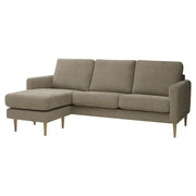 Kolmen istuttava Mila-divaanisohva vasemmanpuoleisella divaanilla (kätisyys vaihdettavissa). Sohva on verhoiltu ruskealla Feel 11 -kankaalla ja siinä on luonnonväriset pyöreäkartio-puujalat.