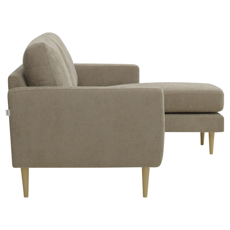 Kolmen istuttava Mila-divaanisohva vasemmanpuoleisella divaanilla (kätisyys vaihdettavissa). Sohva on verhoiltu ruskealla Feel 11 -kankaalla ja siinä on luonnonväriset pyöreäkartio-puujalat.