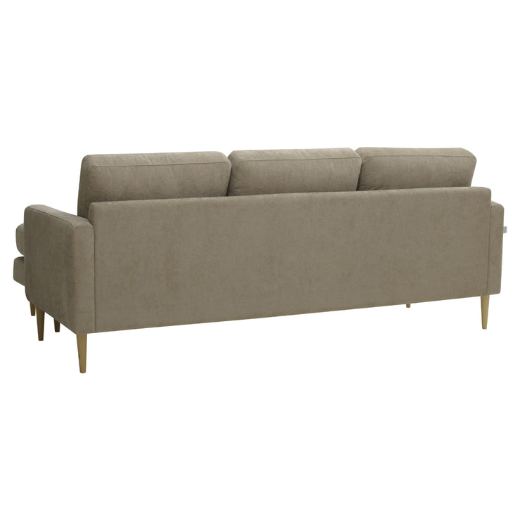 Kolmen istuttava Mila-divaanisohva vasemmanpuoleisella divaanilla (kätisyys vaihdettavissa). Sohva on verhoiltu ruskealla Feel 11 -kankaalla ja siinä on luonnonväriset pyöreäkartio-puujalat.