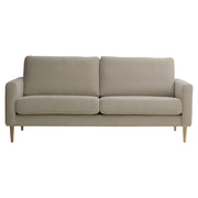 Kolmen istuttava Mila-sohva hiekanvärisellä Feel 05 -kankaalla ja luonnonvärisillä pyöreäkartion mallisilla jaloilla.