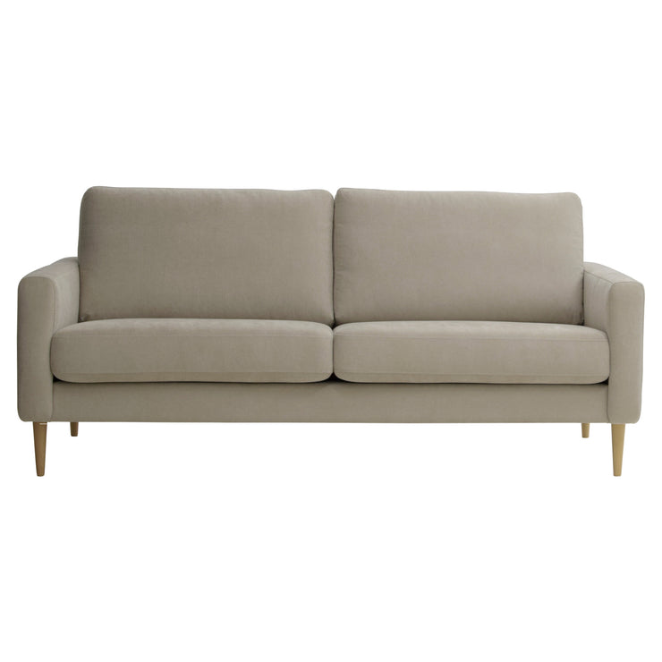 Kolmen istuttava Mila-sohva hiekanvärisellä Feel 05 -kankaalla ja luonnonvärisillä pyöreäkartion mallisilla jaloilla.