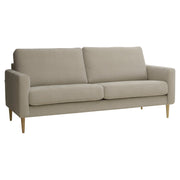 Kolmen istuttava Mila-sohva hiekanvärisellä Feel 05 -kankaalla ja luonnonvärisillä pyöreäkartion mallisilla jaloilla.