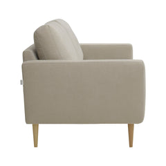 Kolmen istuttava Mila-sohva hiekanvärisellä Feel 05 -kankaalla ja luonnonvärisillä pyöreäkartion mallisilla jaloilla.