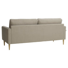 Kolmen istuttava Mila-sohva hiekanvärisellä Feel 05 -kankaalla ja luonnonvärisillä pyöreäkartion mallisilla jaloilla.