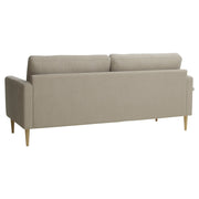 Kolmen istuttava Mila-sohva hiekanvärisellä Feel 05 -kankaalla ja luonnonvärisillä pyöreäkartion mallisilla jaloilla.