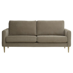 Kolmen istuttava Mila-sohva ruskealla Feel 11 -kankaalla ja luonnonvärisillä pyöreäkartion mallisilla jaloilla.