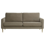 Kolmen istuttava Mila-sohva ruskealla Feel 11 -kankaalla ja luonnonvärisillä pyöreäkartion mallisilla jaloilla.