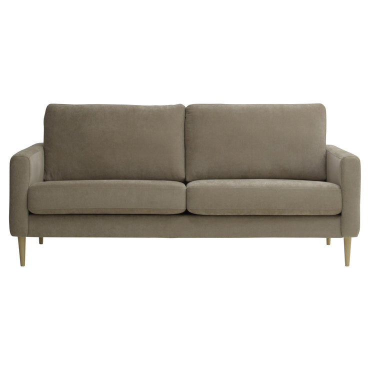 Kolmen istuttava Mila-sohva ruskealla Feel 11 -kankaalla ja luonnonvärisillä pyöreäkartion mallisilla jaloilla.