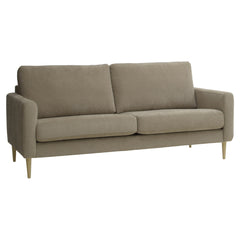 Kolmen istuttava Mila-sohva ruskealla Feel 11 -kankaalla ja luonnonvärisillä pyöreäkartion mallisilla jaloilla.