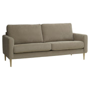 Kolmen istuttava Mila-sohva ruskealla Feel 11 -kankaalla ja luonnonvärisillä pyöreäkartion mallisilla jaloilla.