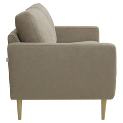 Kolmen istuttava Mila-sohva ruskealla Feel 11 -kankaalla ja luonnonvärisillä pyöreäkartion mallisilla jaloilla.