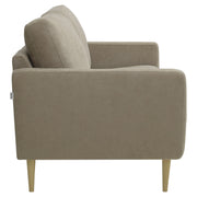 Kolmen istuttava Mila-sohva ruskealla Feel 11 -kankaalla ja luonnonvärisillä pyöreäkartion mallisilla jaloilla.