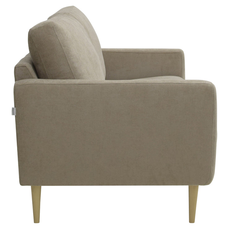 Kolmen istuttava Mila-sohva ruskealla Feel 11 -kankaalla ja luonnonvärisillä pyöreäkartion mallisilla jaloilla.