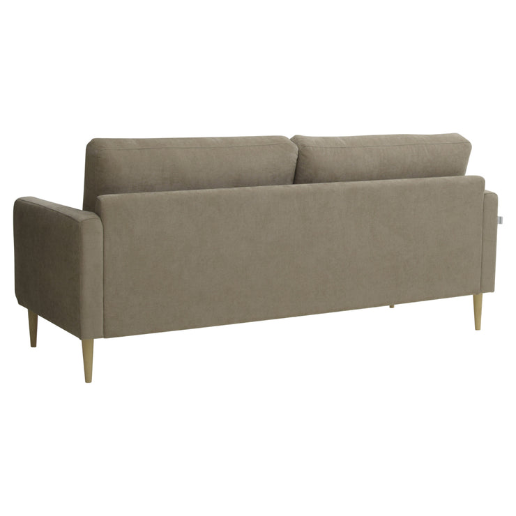 Kolmen istuttava Mila-sohva ruskealla Feel 11 -kankaalla ja luonnonvärisillä pyöreäkartion mallisilla jaloilla.