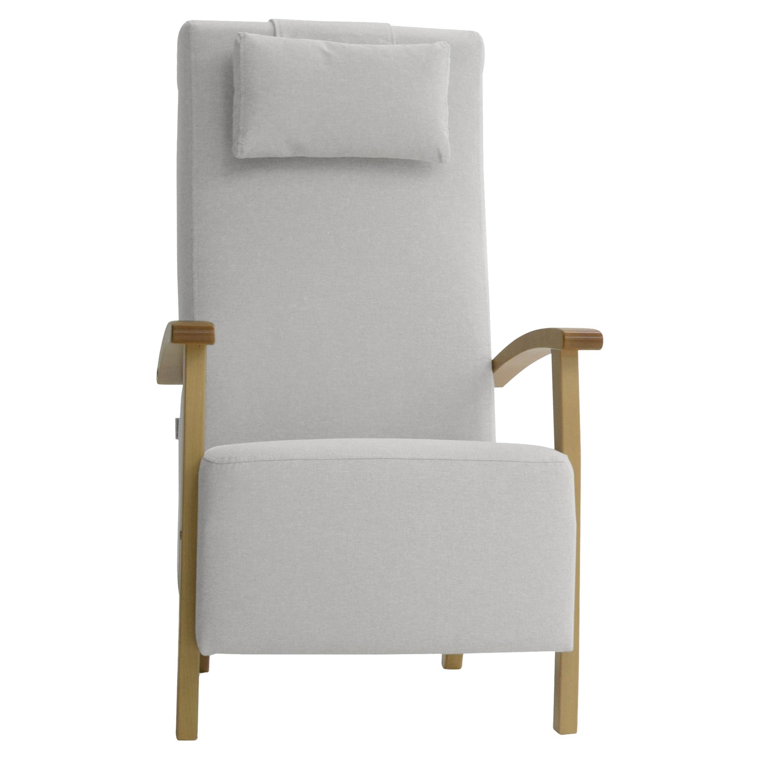 Mila Plus-nojatuoli hiekanvärisellä Coria 02 -kankaalla ja luonnonvärisillä puuosilla.