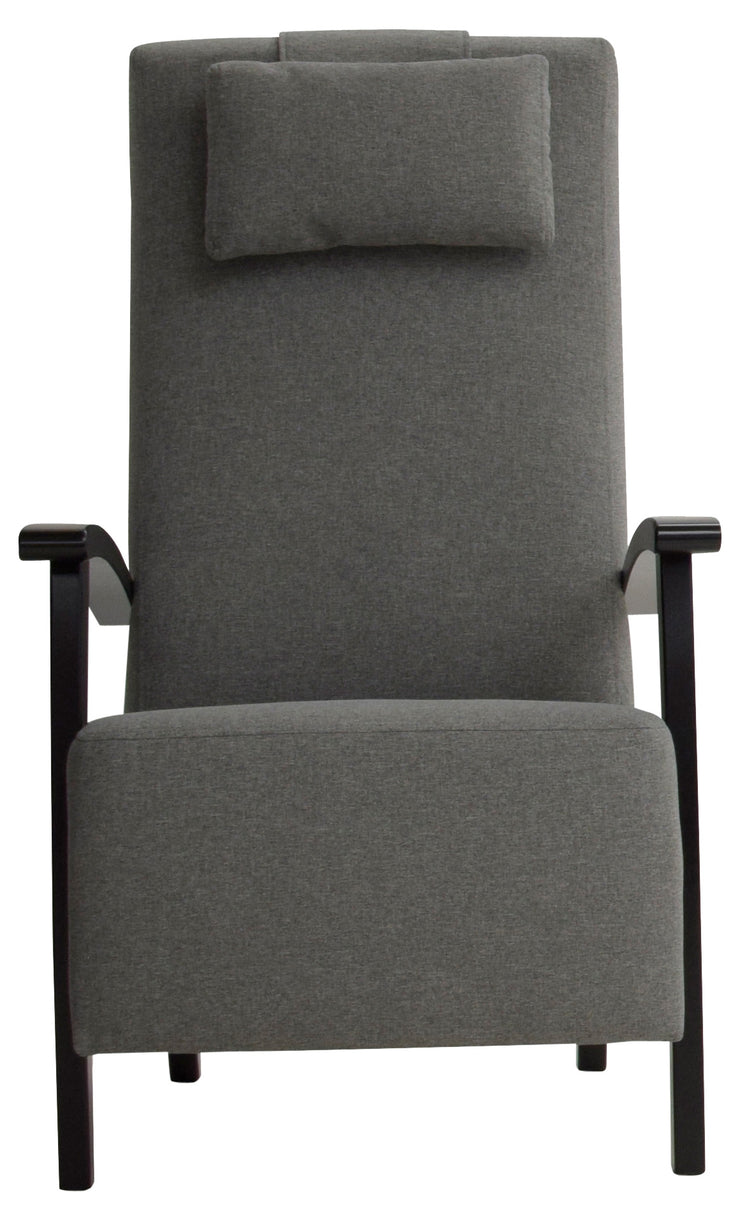 Mila Plus-nojatuoli harmaalla Coria 87 -kankaalla ja mustilla puuosilla.