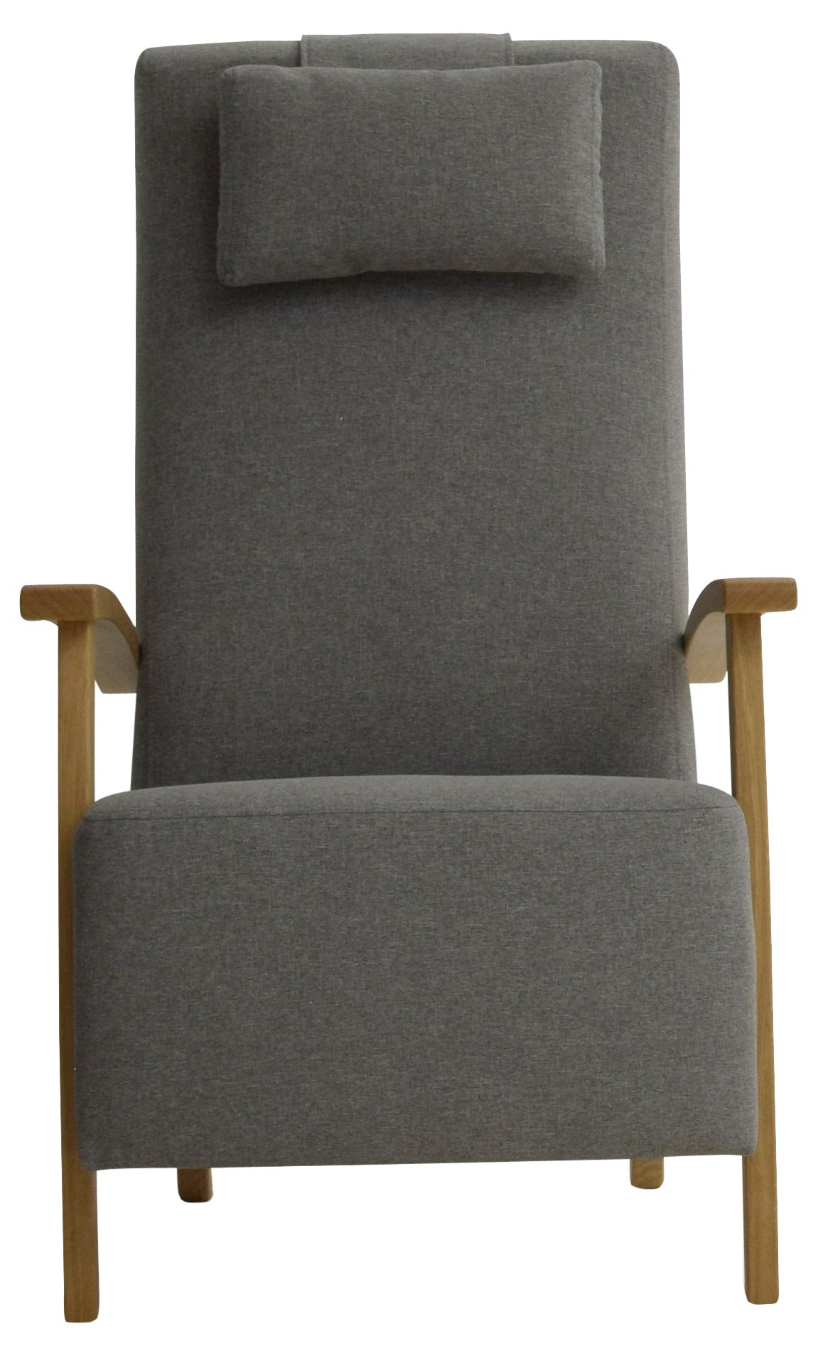 Mila Plus-nojatuoli harmaalla Coria 87 -kankaalla ja tammenvärisillä puuosilla.