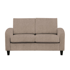 Monika 2-istuttava sohva tumman hiekanvärisellä Oasis 03 -kangasverhoilulla. Sohvassa on kaarevat käsinojat ja wengen väriset puujalat.