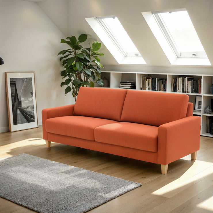 Monika-sohva terran värisellä Atlantic 06 -kangasverhoilulla ja luonnonvärisillä koivujaloilla.