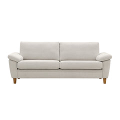 Monika 3-istuttava vaalealla beigellä Oasis 01 -kangasverhoilulla. Sohvassa on KN9-käsinojat ja luonnonväriset puujalat.