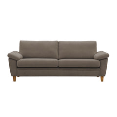 Monika 3-istuttava ruskealla Oasis 3 -kangasverhoilulla. Sohvassa on KN9-käsinojat ja luonnonväriset puujalat.