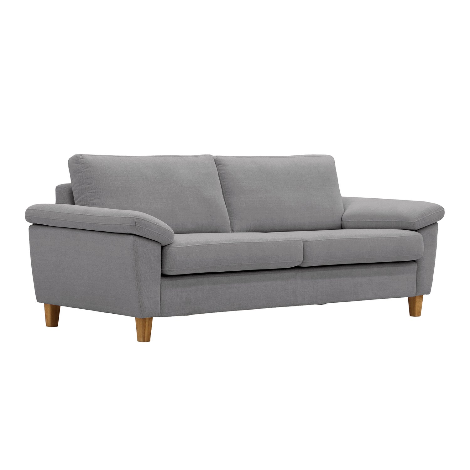 Monika 3-istuttava vaaleanharmaalla Oasis 15 -kangasverhoilulla. Sohvassa on KN9-käsinojat ja luonnonväriset puujalat.