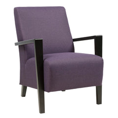 Matalaselkänojainen Niklas-nojatuoli wengenvärisillä puuosilla ja violetilla Barcelona 180 -kangasverhoilulla.