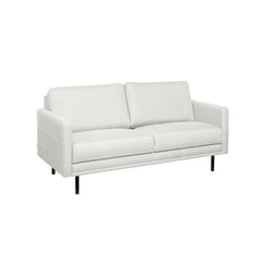 Nauvo 2-istuttava sohva vaalealla Suma 10 -kangasverhoilulla ja mustilla metallijaloilla. Sohvan käsinojien sivuilla on raitaompeleet.