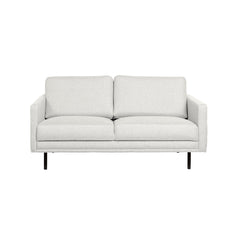 Nauvo 2-istuttava sohva vaalealla Suma 10 -kangasverhoilulla ja mustilla metallijaloilla. Sohvan käsinojien sivuilla on raitaompeleet.