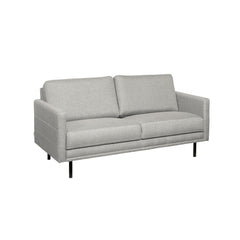 Nauvo 2-istuttava sohva vaaleanharmaalla Suma 17 -kangasverhoilulla ja mustilla metallijaloilla. Sohvan käsinojien sivuilla on raitaompeleet.